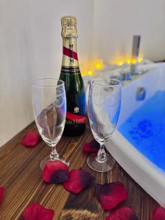 Love room, cinéma et jacuzzi - 3