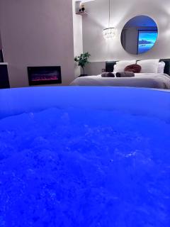 Love room, cinéma et jacuzzi - 4