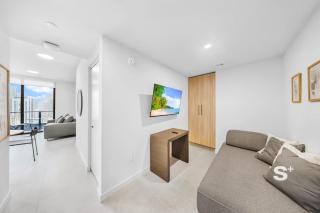 Downtown Miami Condo - Rooftop Pool - Gym - 4