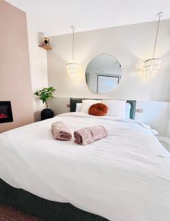 Love room, cinéma et jacuzzi - 0