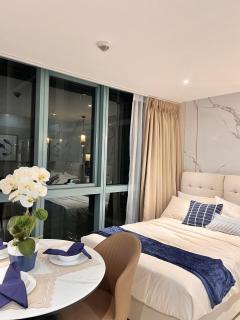 Uptown BGC Stay Across Grand Hyatt with FREE Parking - 1