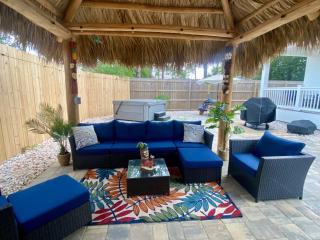 Hot tub, The Tiki Hideaway, Close to Bay & Beach, Backyard Tiki Bar, Paddleboards - 7