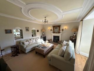 Jacobean Farmhouse, sleeps 10 guests, pet friendly - 1