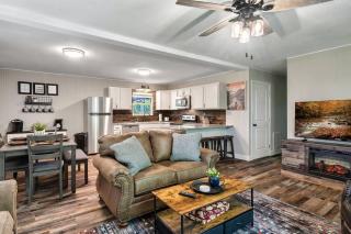 Summer Family Getaway in PFGtlnbg Nr Dollywood Hot Tub, Fire Pit, Cable - 1