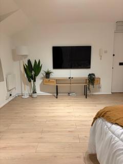 Studio Flat – 3 Min to Station – 40 Min London – Van Parking - 5