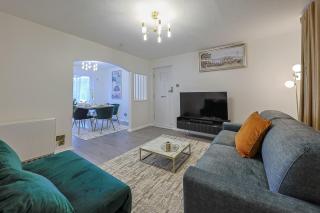 Luxury Heathrow House Garden Lounge 3Bed - 9