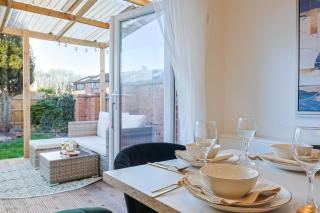 Luxury Heathrow House Garden Lounge 3Bed - 6