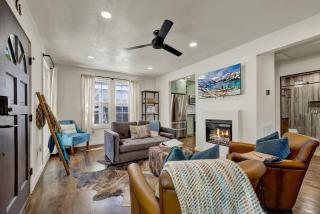 Southern Charm - Near Main With Hot Tub - 0