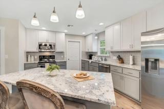 Luxury Home just 5 min from Main St - 0