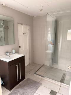 Cosy & Modern 2 Bedroom Apartment - 4