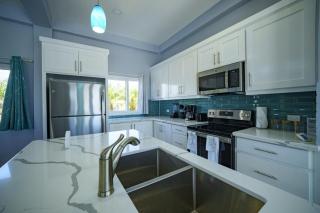 Villa Armoniosa Ocean View 2BR w/ Beachfront Pool - Upper Level - 3