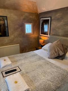 The Red Lion & Cellar Room, Betchworth - 6