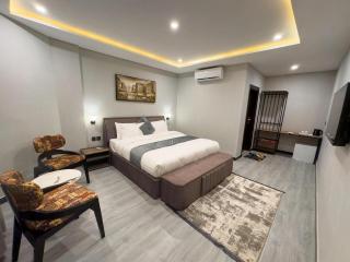 The Pioneer Hotel - 8