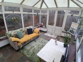 Central Bedford FREE Parking & Private Garden& Conservatory Perfect for large group of people - 8