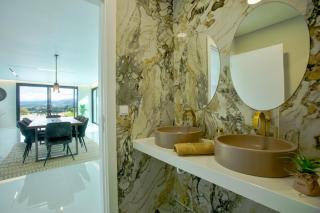 Batalha Retreat Villa - Private Luxury Villa with Heated Indoor Saltwater Pool - 5