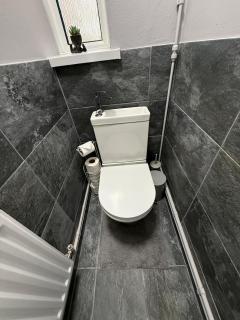 3 Bedroom Apartment with Balcony in London, Free Parking - 2