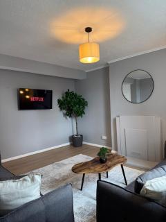 3 Bedroom Apartment with Balcony in London, Free Parking - 9