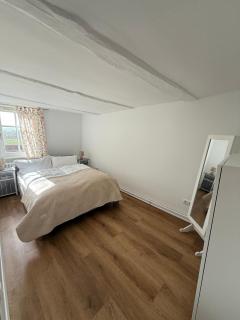 2 Wohnungen auf einer Ebene - 4 Schlafzimmer, 2 Bäder, gemütliches Wohnzimmer, großer Esstisch, Parkplätze - 1