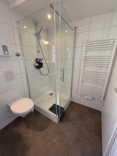 2 Wohnungen auf einer Ebene - 4 Schlafzimmer, 2 Bäder, gemütliches Wohnzimmer, großer Esstisch, Parkplätze - 2