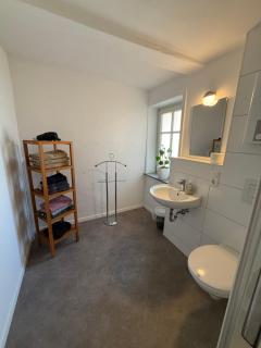 2 Wohnungen auf einer Ebene - 4 Schlafzimmer, 2 Bäder, gemütliches Wohnzimmer, großer Esstisch, Parkplätze - 8
