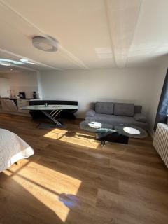 Für Gruppen und Familien - Modern und Fachwerk - Wohnung auf einer Etage mit 5 Schlafzimmern, 2 Bädern, Wohnzimmer, Parkplätzen - 2