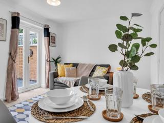 Sleeps 4 3 Bathrooms Wrexham AFC Driveway - 6