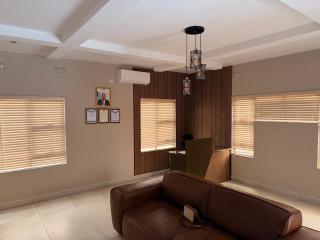 Glitz & Glam Guesthouse - 9