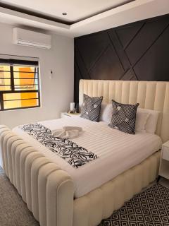 Glitz & Glam Guesthouse - 3
