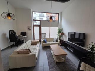 Industrial-Style Loft with Mezzanine Bedroom in Prime Area - 6