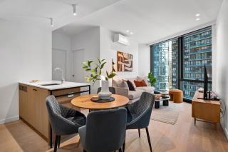 Stylish Unit with Stunning City Views - 3