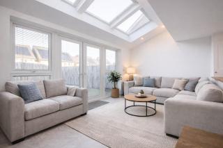 Mantons Living - Spacious 4 Bedroom Contractor & Corporate House - 7