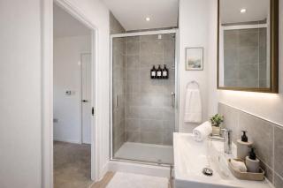 Mantons Living - Spacious 4 Bedroom Contractor & Corporate House - 1
