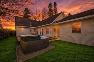 Cozy CDA Retreat with Hot Tub, Central and Spacious - 0