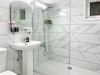 Sea View 1BR With Pool Access - 6