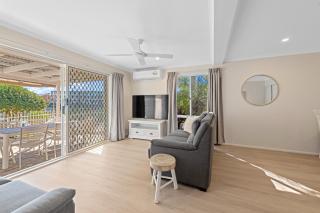 Family Friendly 2 Bed Flat with Balcony - 1