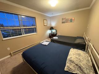 Budget Family Room Near Transit, 20 Min to YVR, Free Parking & Wifi - 3
