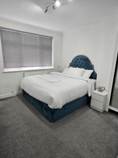Spacious 3 Bed House with En-suite, Garden, On-site Free Parking and WIFI - 1