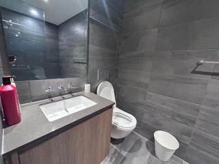 Downtown Toronto Condo Sleeps 6 Two Queen Beds & Sofa Bed Gym Near UofT - 8