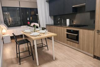Downtown Toronto Condo Sleeps 6 Two Queen Beds & Sofa Bed Gym Near UofT - 1