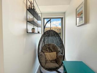 Penthouse Escape with Stunning Lake Views - 6