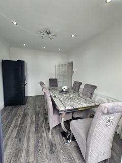 Spacious 3 Bed House with En-suite, Garden, On-site Free Parking and WIFI - 7
