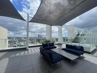 Walk to James Street peaceful stay-Heated pool - 5