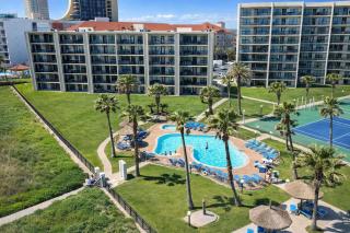 Resort like super heated pool & direct beach front - 9