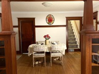 Restly an Elegant Home by Whyte Ave - 3