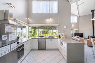 Seaview Beach House by Peppy Beach Retreats® - 5