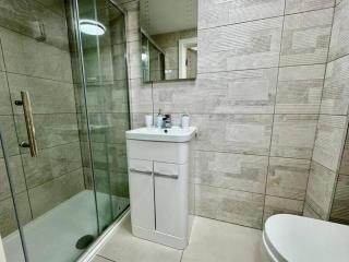 Modern Top Floor 1BR Flat with Fast WiFi and Close To Amenities - 5