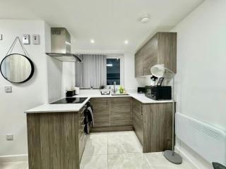 Modern Top Floor 1BR Flat with Fast WiFi and Close To Amenities - 4