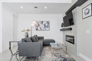 Miami Luxury 4BR Oasis with Private Pool, Outdoor Kitchen & Patio - 3