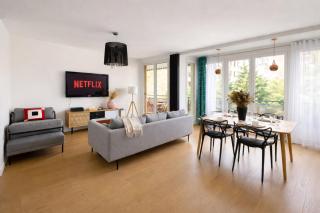 Bright 2BR Apartment, 2 baths, 2 Balconies, Metro 5min, Paris - 0