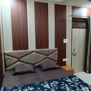 RADHA MADHAV GUEST HOUSE - Mathura - 9